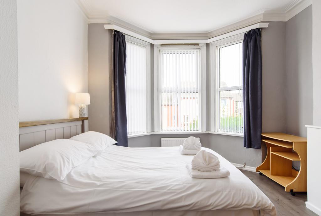 Handpost Lodge by Propertri room 1