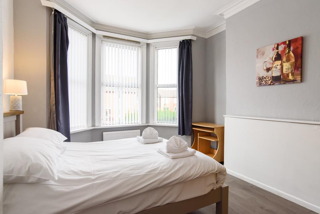 Handpost Lodge by Propertri room 3