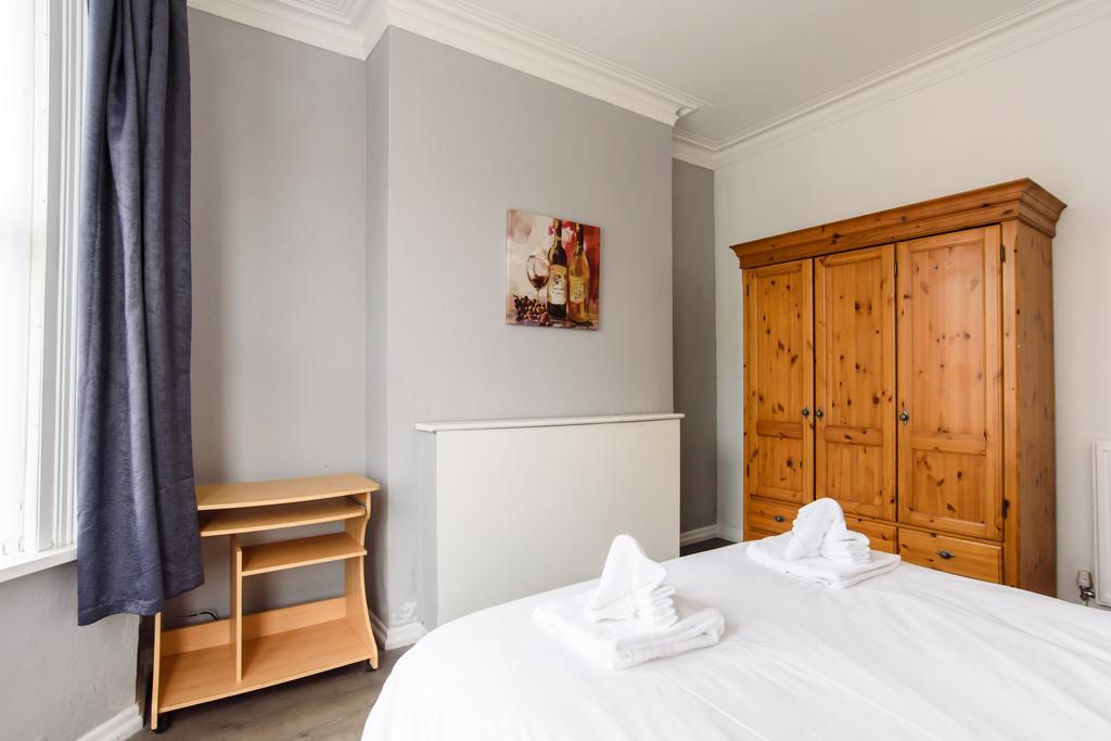 Handpost Lodge by Propertri room 4