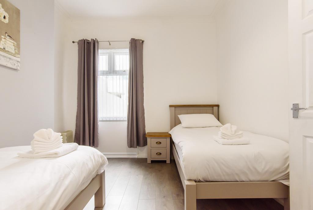 Handpost Lodge by Propertri room 5