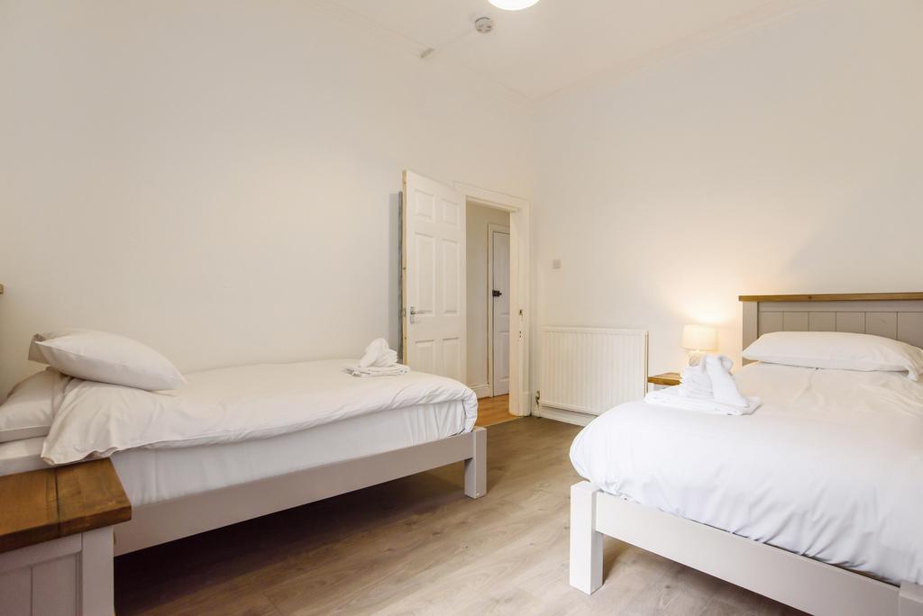 Handpost Lodge by Propertri room 6